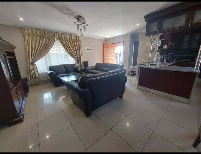 4 BEDROOM HOUSE FOR SALE IN PHILIP NEL PARK